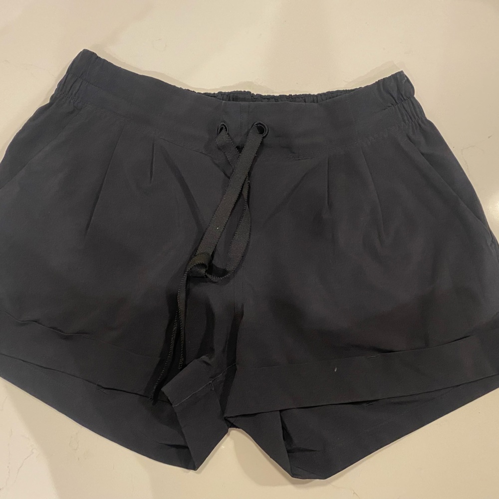 Lululemon black on the fly short